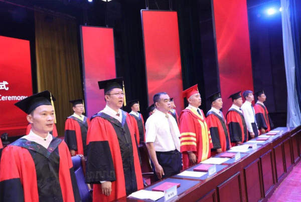 长春科技学院举行毕业典礼，校长寄语毕业生践行“崇德至善、笃学强能”