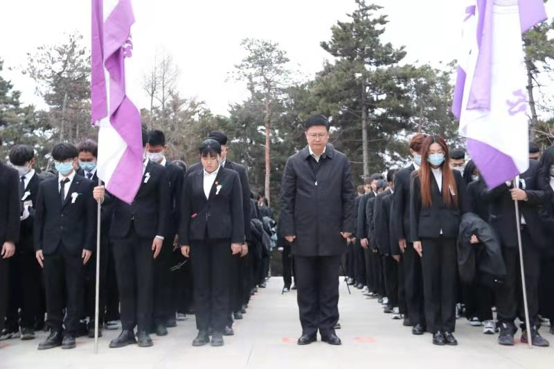 长春科技学院举办清明节祭扫革命烈士陵园活动