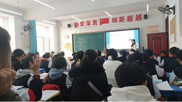 一群人在房间里描述已自动生成 一群人在房间里描述已自动生成